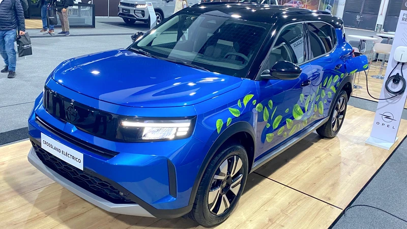 SIA 2025: Opel presentó su ofensiva eléctrica con el nuevo Crossland y la renovada Vivaro