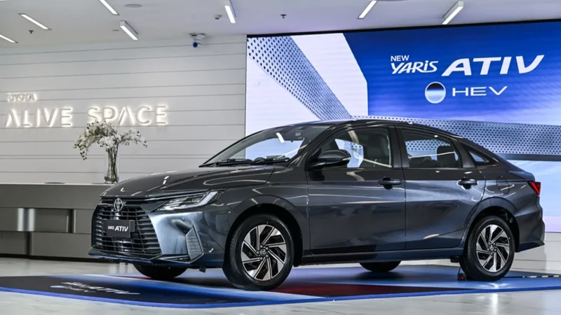 Toyota ya comercializa en Chile la variante híbrida de su Yaris Sedán