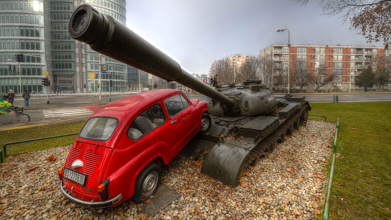 ¿Por qué este FIAT 600 está pisando un tanque soviético?