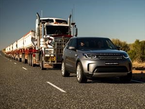 Land Rover Discovery tira un camión con remolque de 110 toneladas