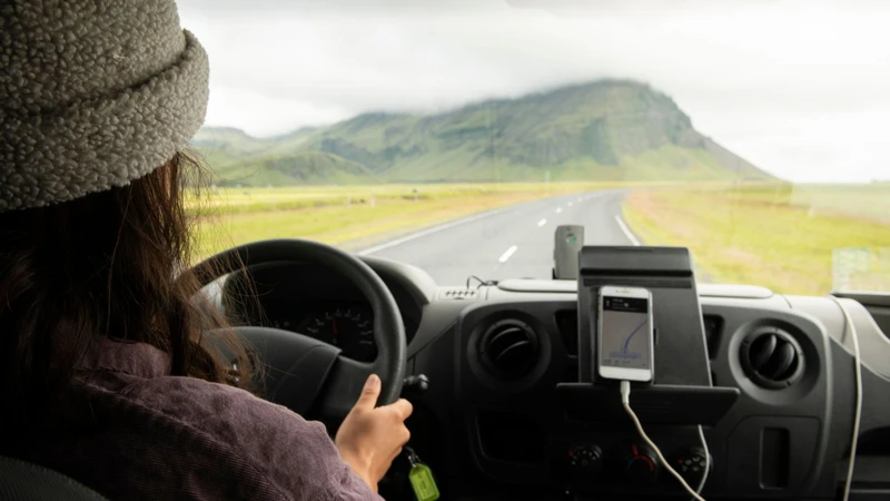Guía para cuidar tu auto híbrido enchufable o de combustible antes y durante viajes en carretera