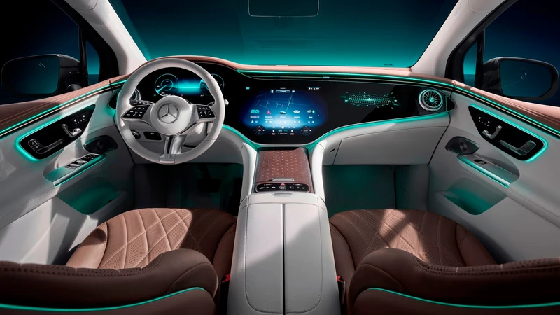 Mercedes-Benz nos muestra el interior de su flamante SUV derivado del EQE