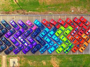Crean arcoíris con coloridos Dodge Challenger