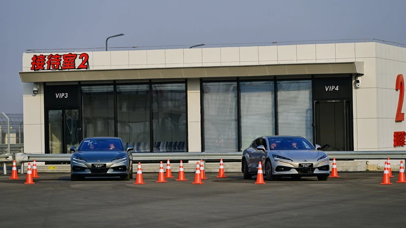 China acuerda 6% de arancel con Canadá para importar sus autos