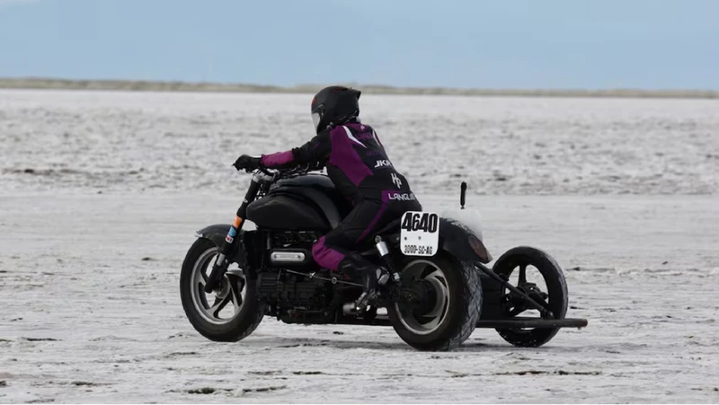 Liane Langlois se convierte en la primera mujer canadiense que impone un récord de velocidad en moto