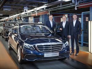 El primer Mercedes Clase E de nueva generación sale de línea de producción 