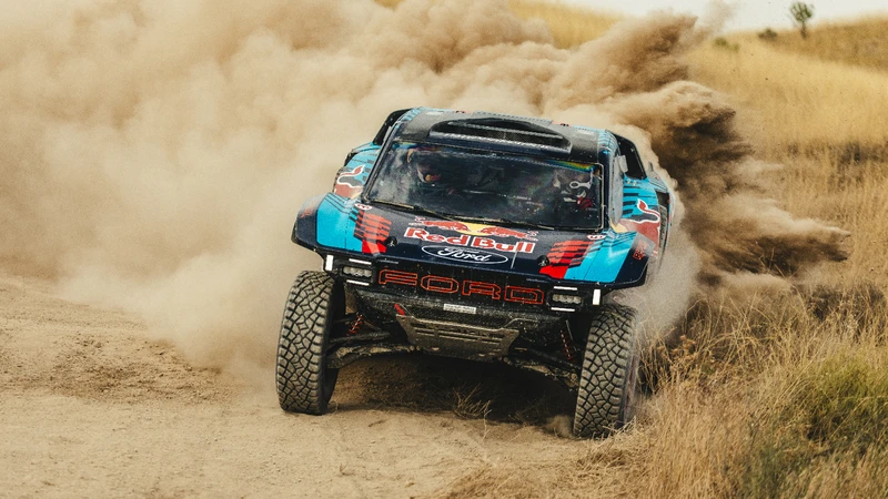 Video: los Sainz se divierten en la arena con la Ford Raptor T1+