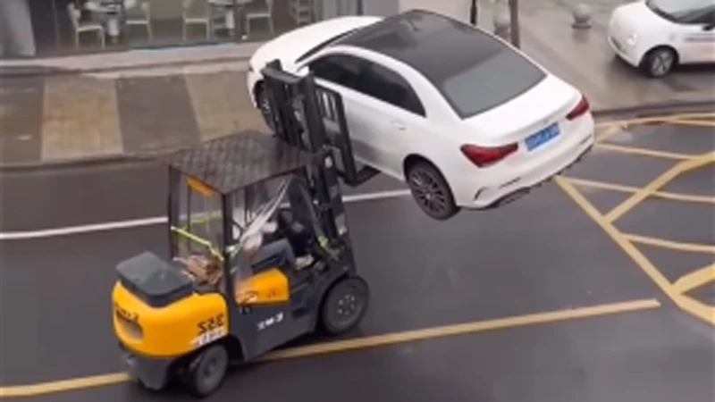 Montacargas se lleva un Mercedes-Benz Clase A en China