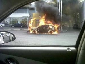Explota coche bomba frente a Renault Cd. Victoria, Tamaulipas