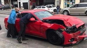 Mustang: lo llevó por el escape y le sonaron el auto contra una pared