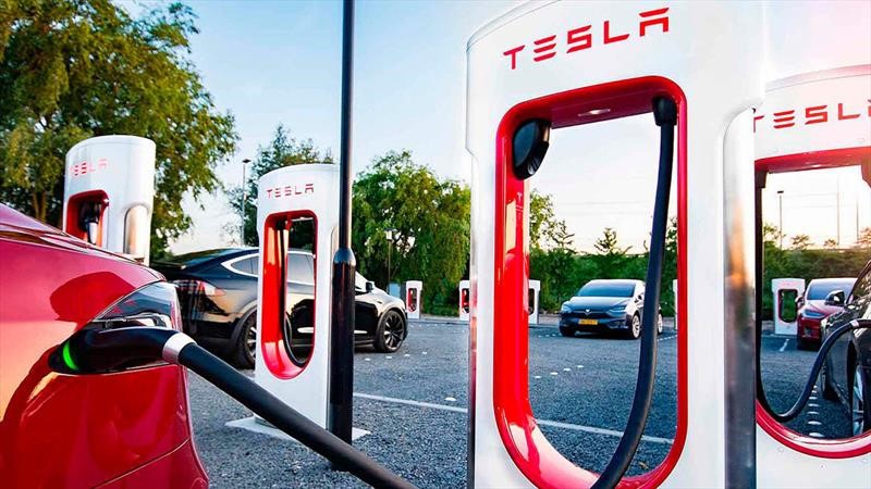 Tesla limitará el uso gratuito de su red de supercargadores