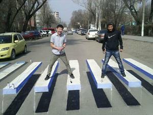 En India diseñan pasos peatonales 3D 