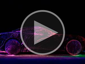 Video: Ferrari California T 2015 es bañado con pintura UV
