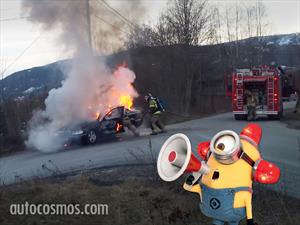 Bomberos combaten el fuego de un Mercedes-Benz y se llevan una sorpresa