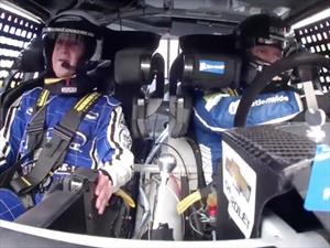 Mark Zuckerberg a bordo de un auto NASCAR