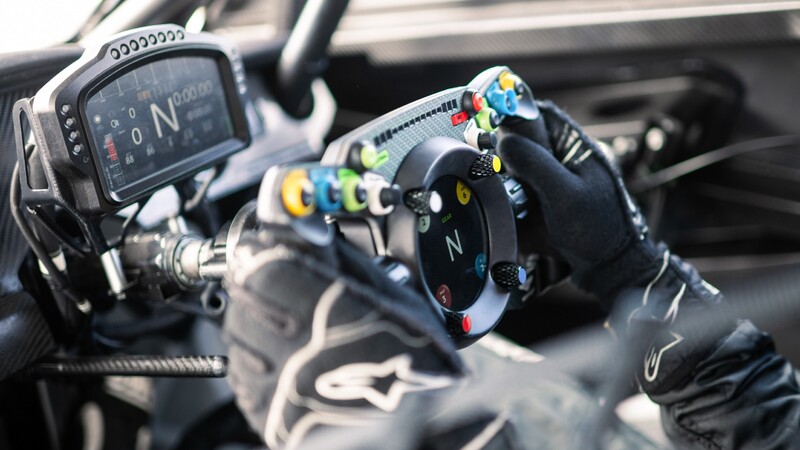 El volante del Bentley Continental GT3 Pikes Peak es compatible con los videojuegos de carreras