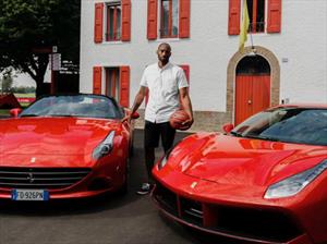 Kobe Bryant maneja dos Ferrari en su visita a Maranello