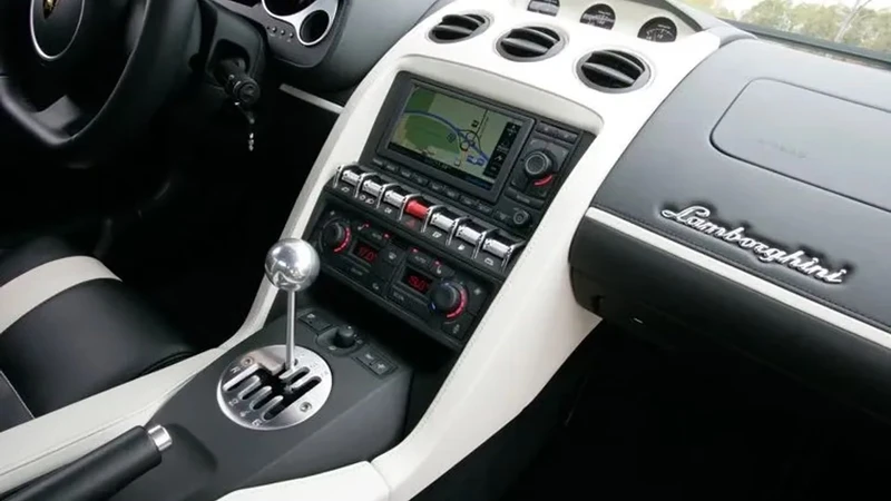 El CEO de Lamborghini mata las esperanzas al descartar la transmisión manual