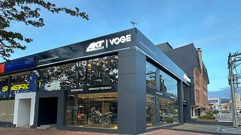 AKT y VOGE abren vitrina especializada en Bogotá y lanzan modelos DS525X y DS900X