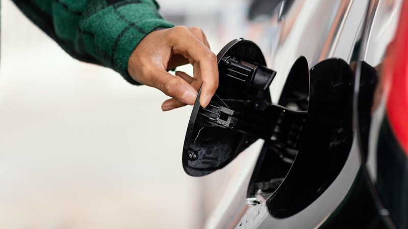 ¿El aumento de la gasolina es un complot para comprar autos eléctricos en Estados Unidos?