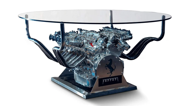 Navidad 2022: una mesa construida con un motor V12 de Ferrari