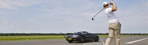 Mercedes-Benz SLS AMG Roadster atrapa bola de golf a 200 Km/h