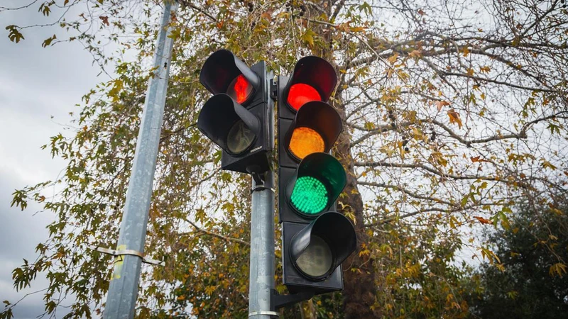 Un estudio prueba que los semáforos necesitan un cuarto color