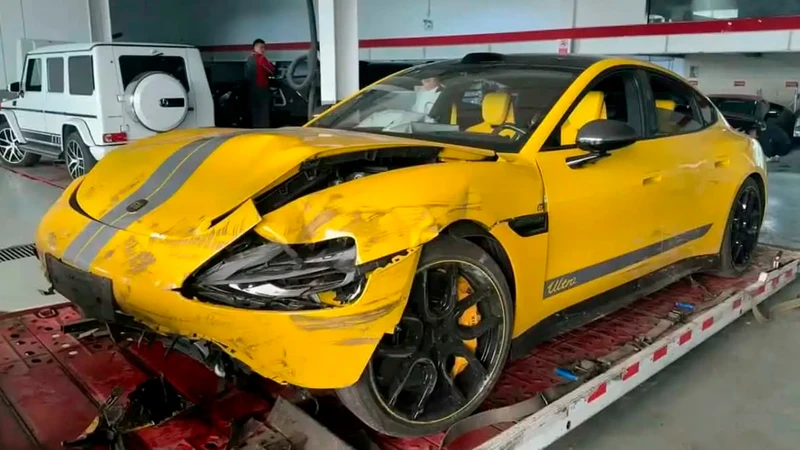 Video - Xiaomi SU7 Ultra enfrenta accidentes y robos de emblemas de oro
