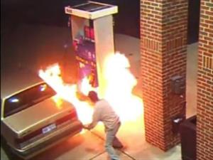 Por intentar matar una araña, conductor provoca incendio en una estación de gasolina