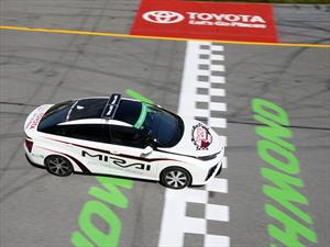 Toyota Mirai es el primer pace car de hidrógeno de la NASCAR