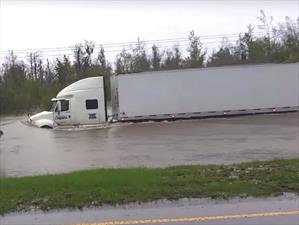 Video: Camión intenta pasar por un camino inundado