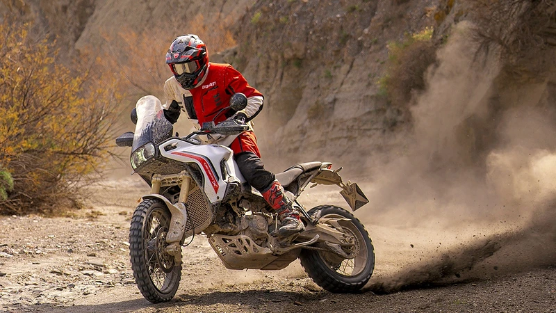 Ducati DesertX V2 en Colombia: precio, características y novedades de la nueva adventure italiana