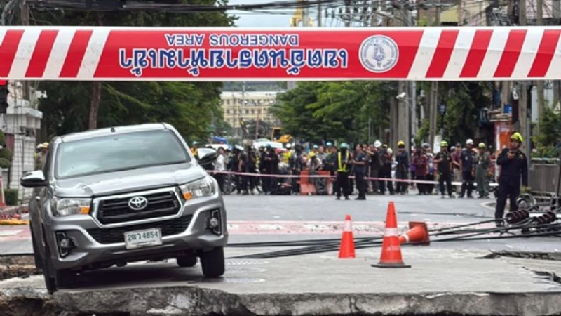 Toyota Hilux permanece indestructible ante un socavón en Tailandia