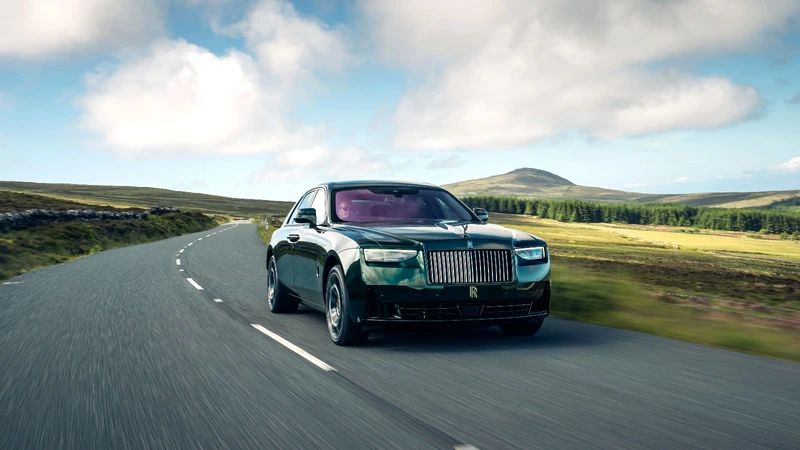 Rolls-Royce celebra el 120° aniversario de su triunfo en Isla de Man con un Ghost muy especial