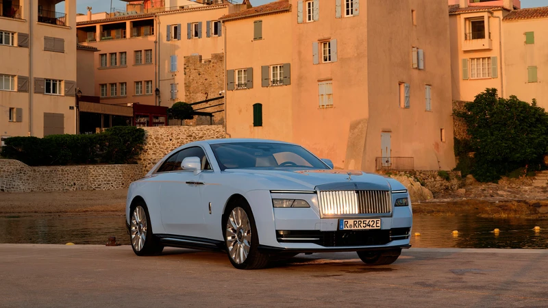 Rolls-Royce convierte Saint-Tropez en su exclusivo escaparate de lujo este verano