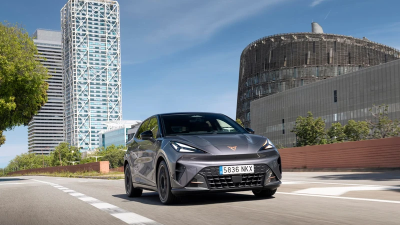 Cupra Raval: El hatchback eléctrico suma la versión Plus a su gama