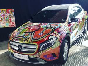 Mercedes Benz pinta un auto para Art Stgo