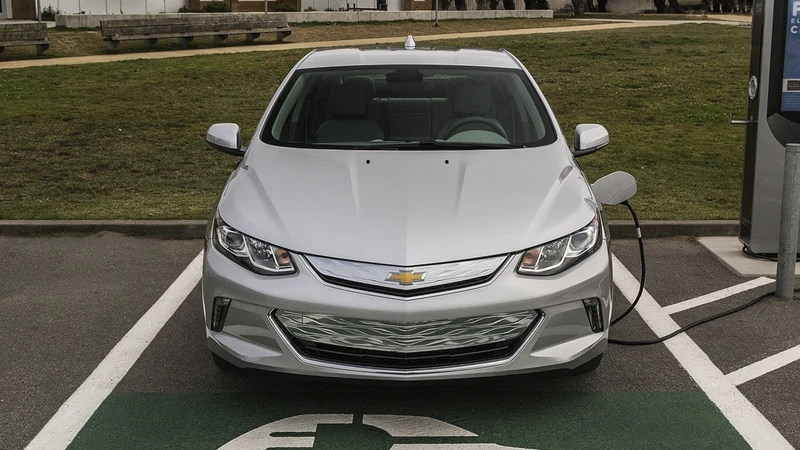 General Motors también cambia de estrategia y ofrecerá vehículos híbridos enchufables en el 2027