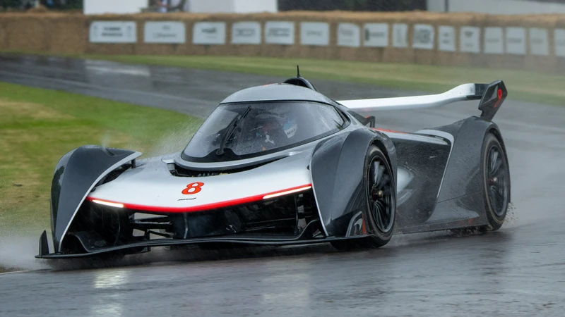 Hakkinen y Alonso se lucieron manejando dos joyas en Goodwood 2024