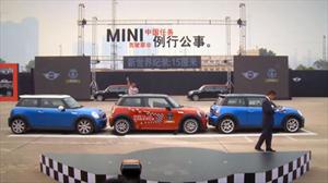 MINI entra al Guinness Record por estacionarse en paralelo con giro de 180°