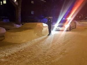 Auto de hielo engaña a policías