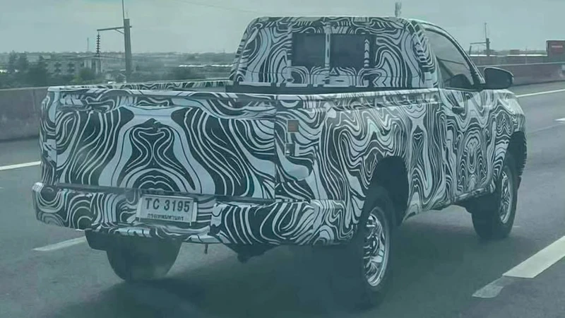 Espía: la nueva Toyota Hilux seguirá apostando por la cabina simple
