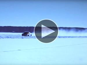 Un Dodge Challenger Hellcat rueda a 274 km/h sobre hielo y marca un récord