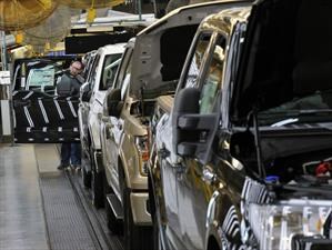Ford suspende producción en Estados Unidos y México 