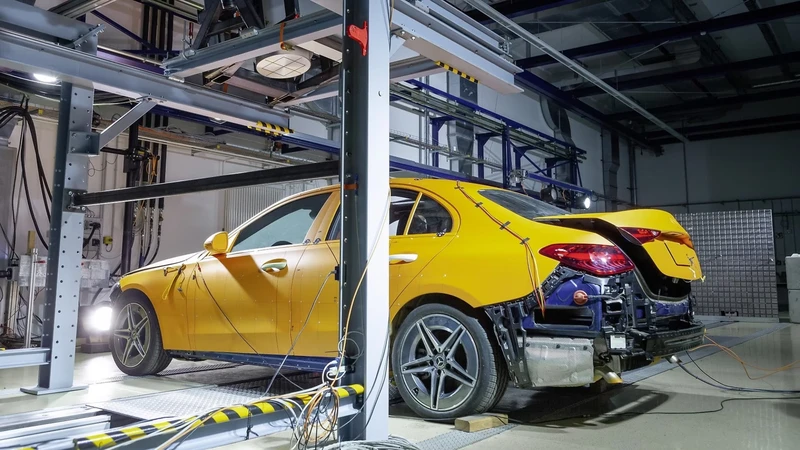 Mercedes-Benz utiliza rayos X en las pruebas de choque de sus vehículos