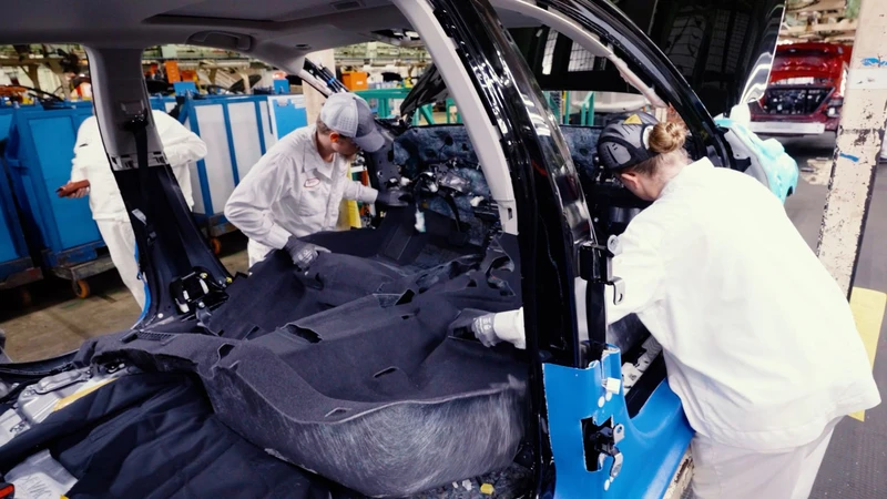 Honda recicla uniformes de sus colaboradores con el fin de fabricar fibras para aislamiento de autos