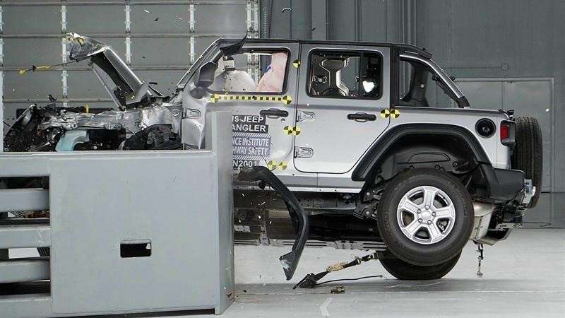 Jeep Wrangler vuelca en prueba choque que evaluaba su seguridad