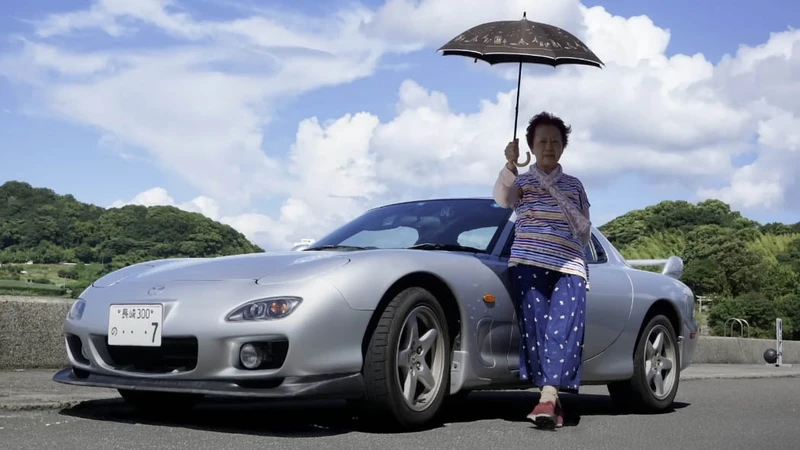 Mujer japonesa regresa el Mazda RX-7 que manejó por 25 años a la agencia donde lo compró