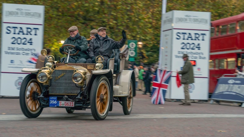 Mercedes-Simplex de 1904 participa en la carrera de vehículos clásicos más antigua del mundo