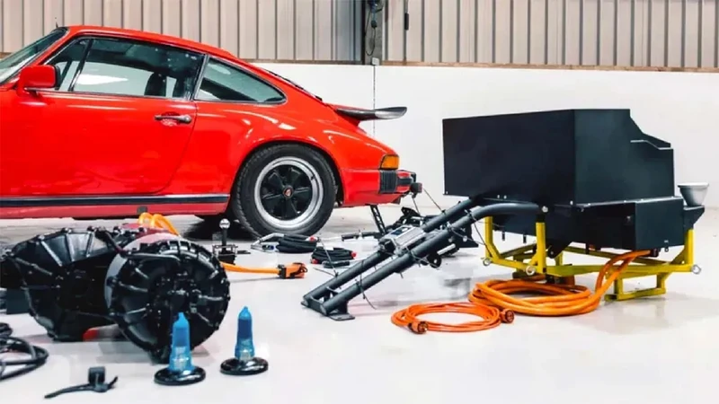 Fellten tiene un kit de conversión para que tengas un Porsche 911 eléctrico